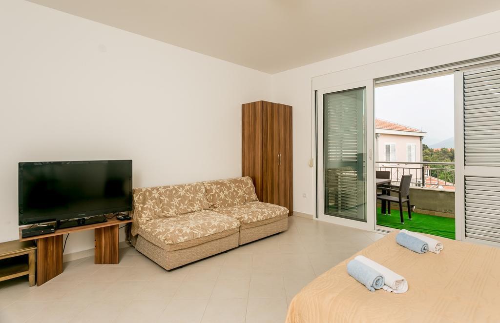 Apartments Lille Herceg Novi Ngoại thất bức ảnh